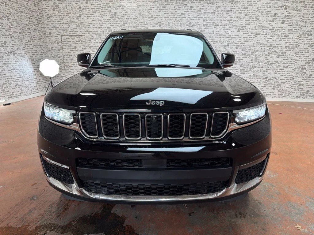 Used 2023 Diamond Black Crystal Pearlcoat Jeep Limited image 2