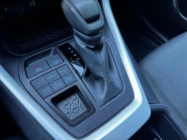 2025 Toyota RAV4 XLE - Photo 25