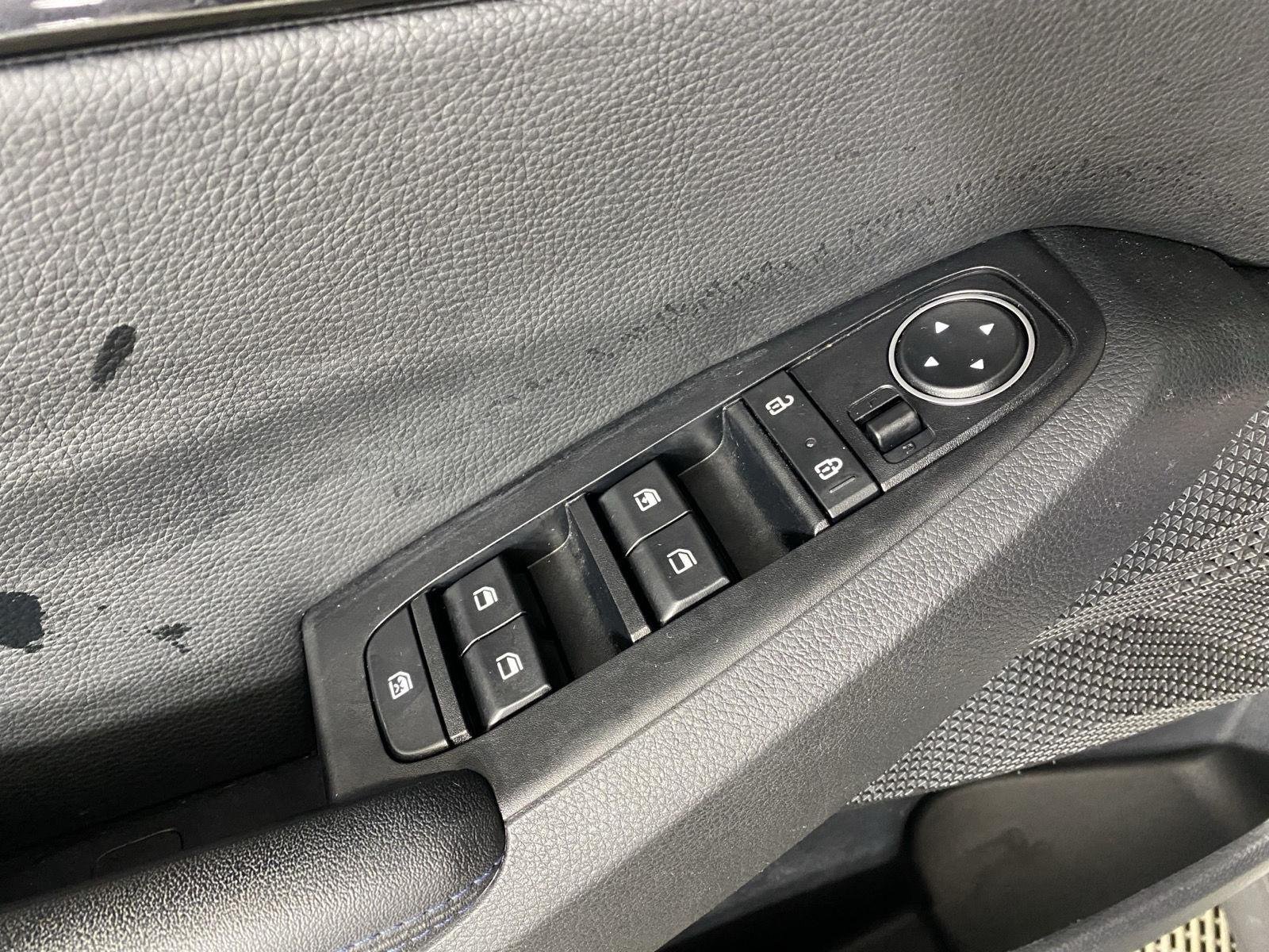 Used 2022 Clear White/Black Roof Kia S image 21