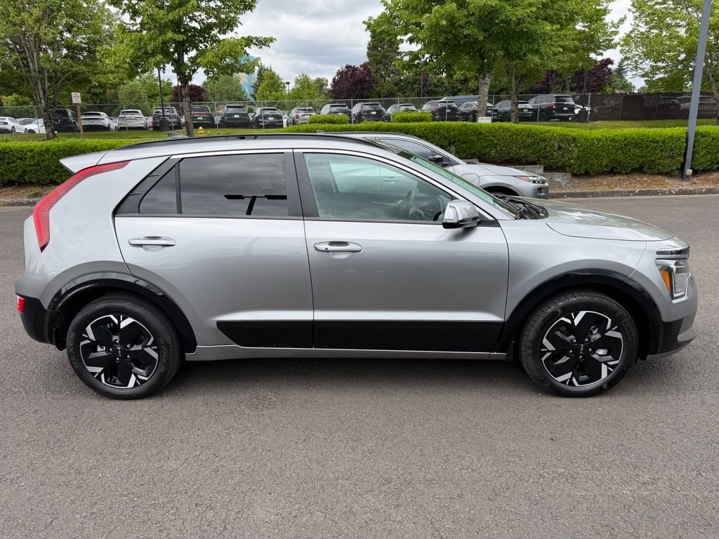Used 2023 Steel Gray Kia Wind image 8