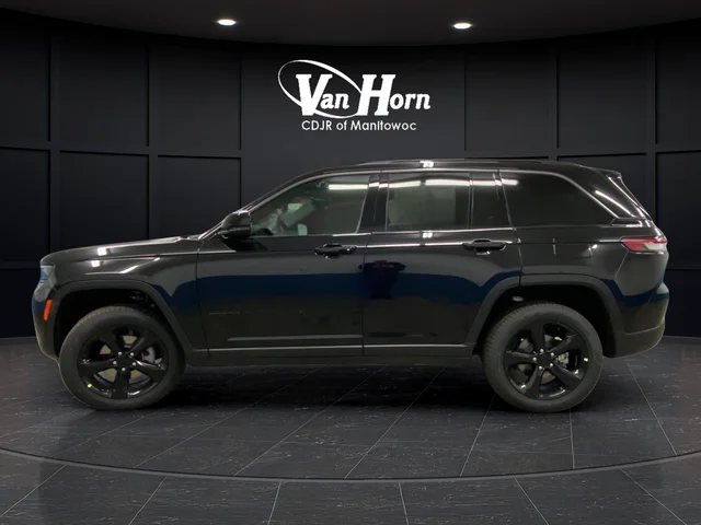 New 2026 Diamond Black Crystal Pearl-Coat Exterior Paint Jeep Limited image 4