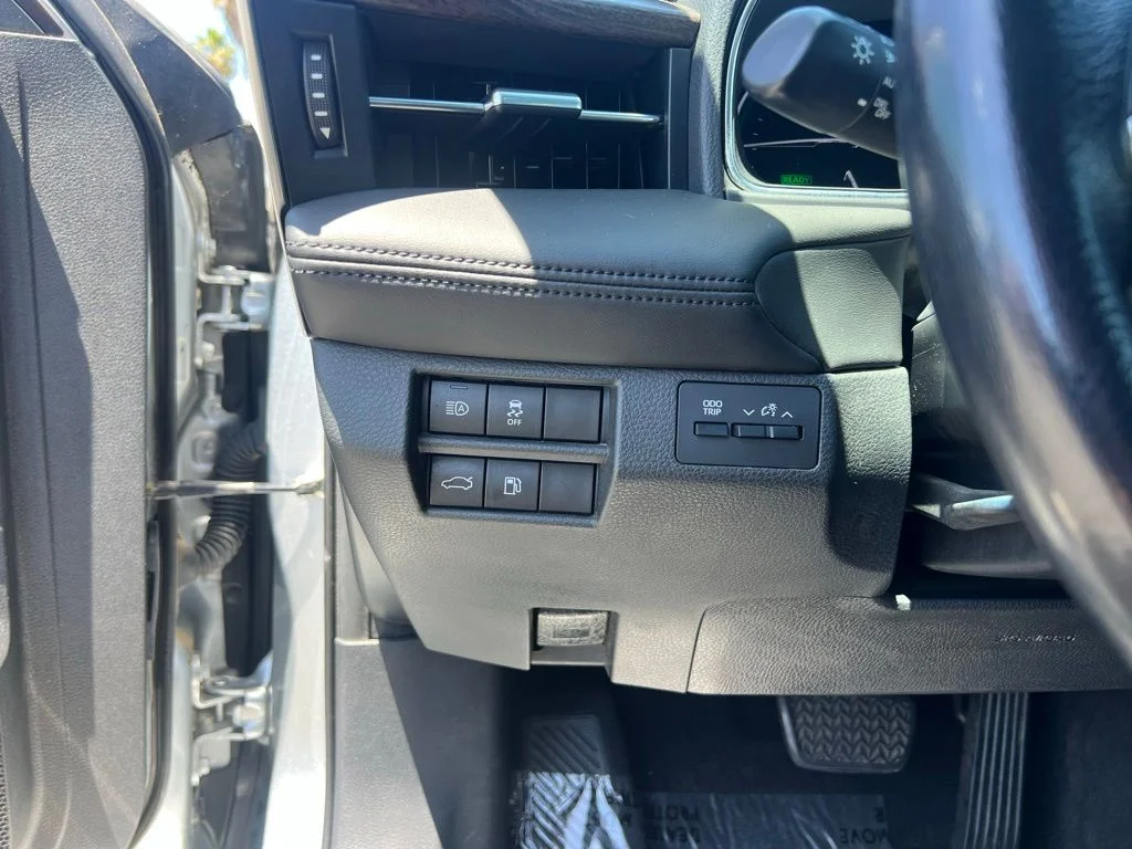 Used 2020 Silver Toyota XLE Plus image 23
