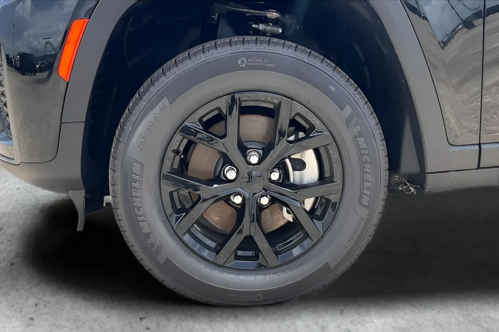 New 2026 Diamond Black Crystal Pearlcoat Jeep Altitude image 12