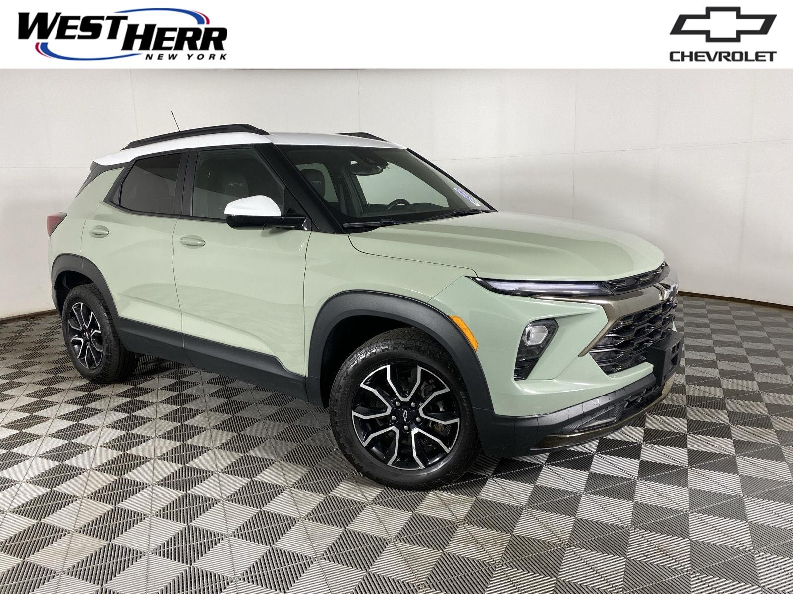 Used 2024 Cacti Green Chevrolet ACTIV image 1