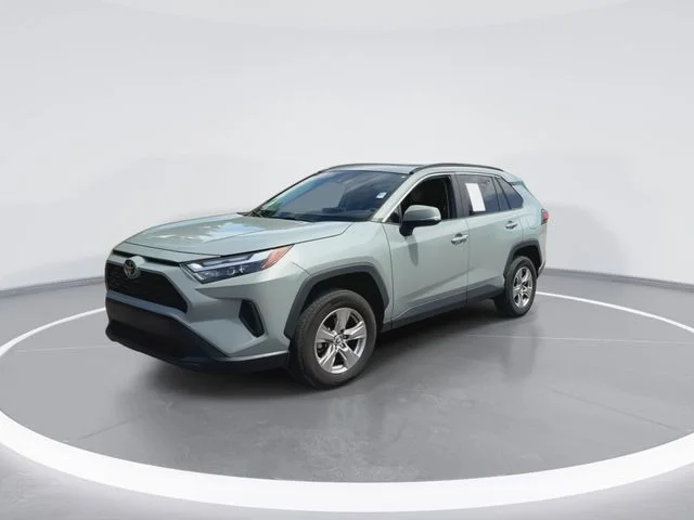 Used 2023  Toyota XLE image 4