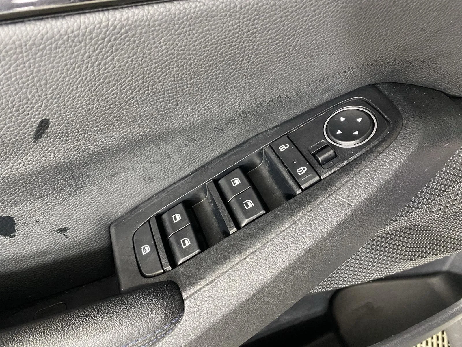 Used 2022 Clear White/Black Roof Kia S image 21