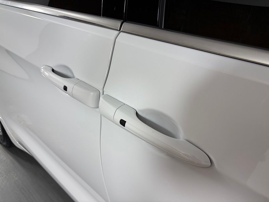 New 2027 Bright White Clear-Coat Exterior Paint Chrysler Select image 12