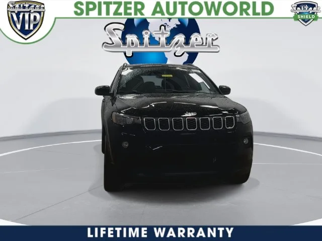 New 2026 Diamond Black Crystal Pearl-Coat Exterior Paint Jeep Latitude image 8