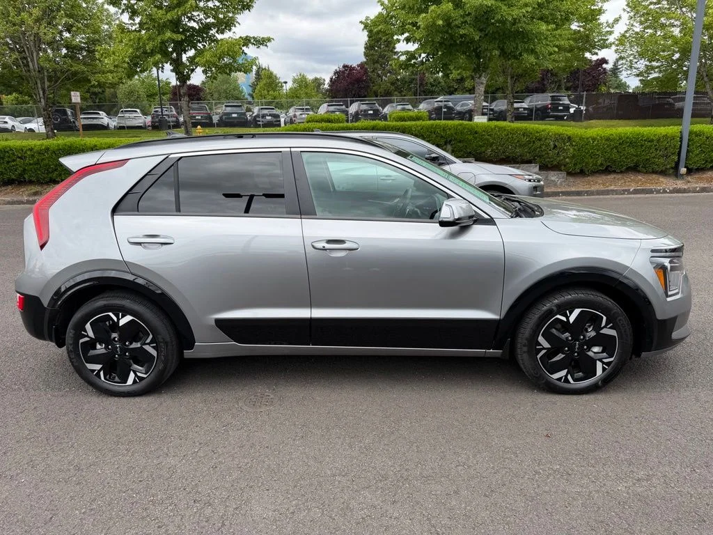 Used 2023 Steel Gray Kia Wind image 8
