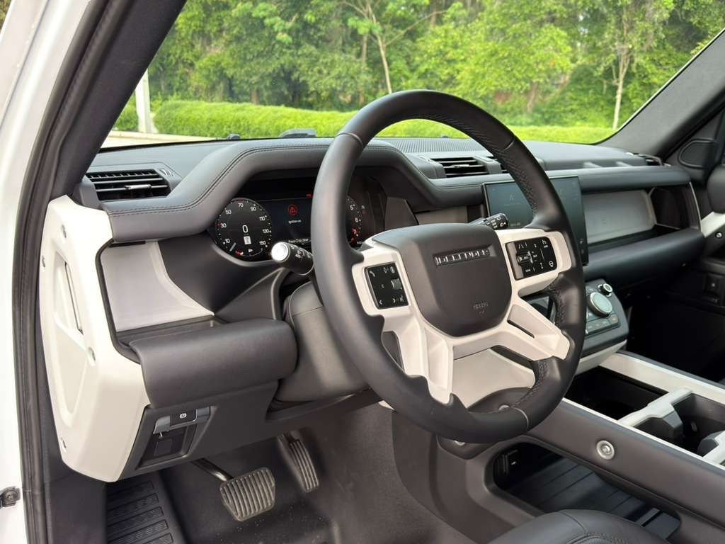 2025 Land Rover Defender X-Dynamic SE - Photo 11