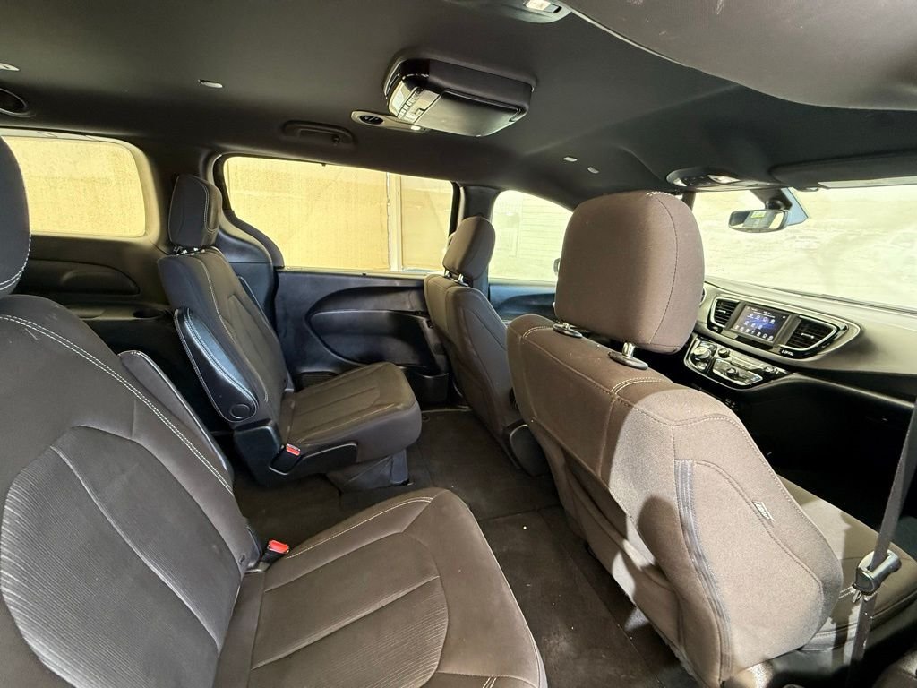 Used 2020 Brilliant Black Crystal Pearlcoat Chrysler Touring image 19