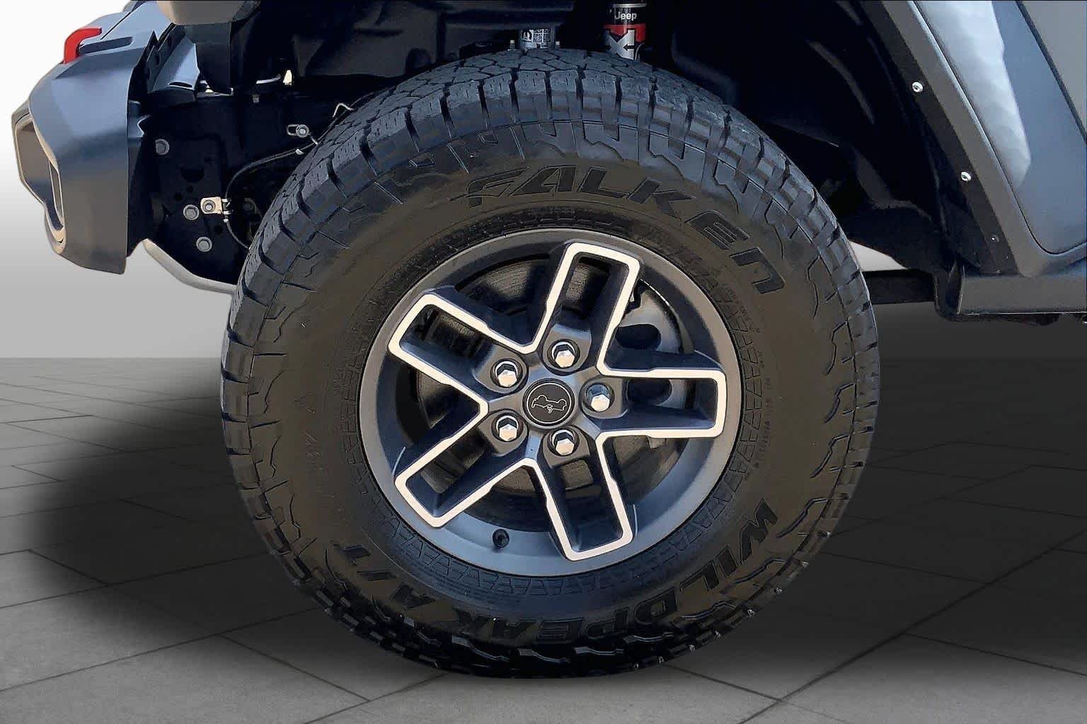 Used 2024 Anvil Clearcoat Jeep Mojave image 11