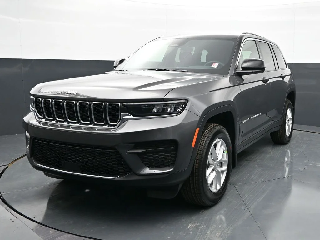 New 2026 Baltic Gray Metallic Clear-Coat Exterior Paint Jeep Laredo X image 6