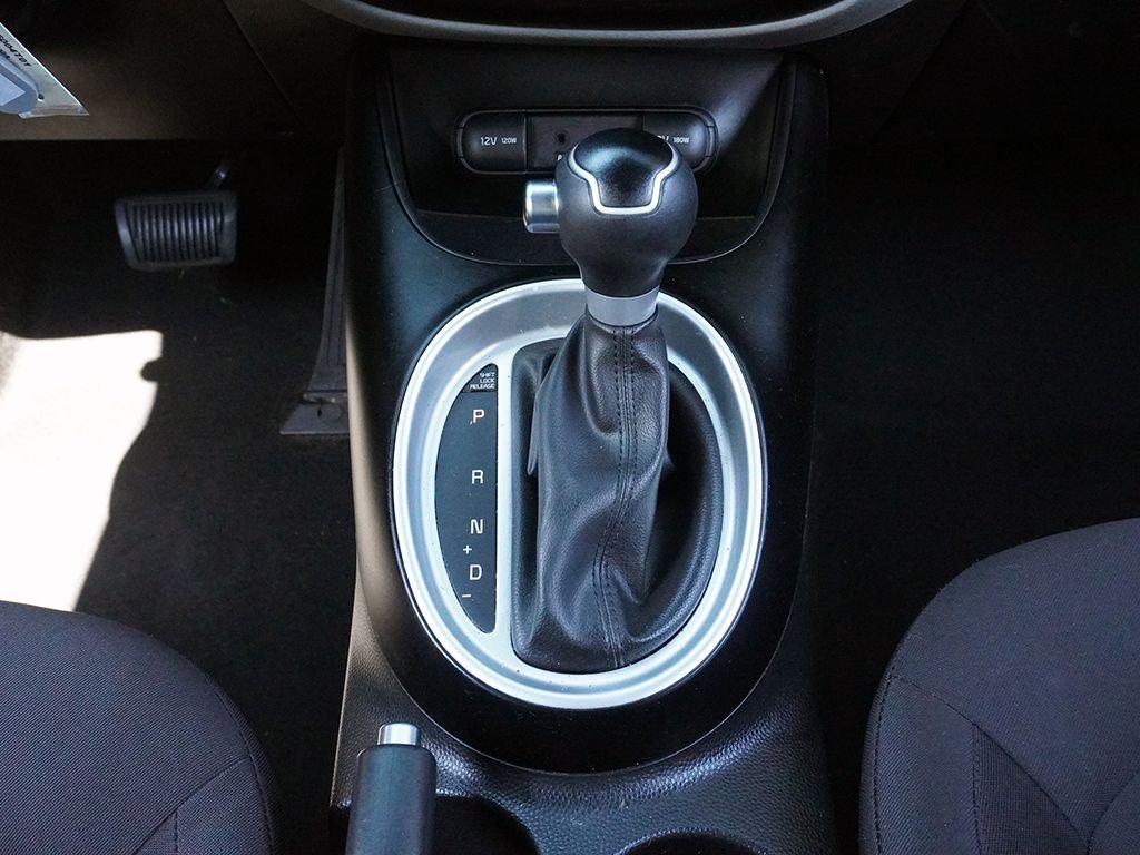 Used 2018 White Kia Base image 35