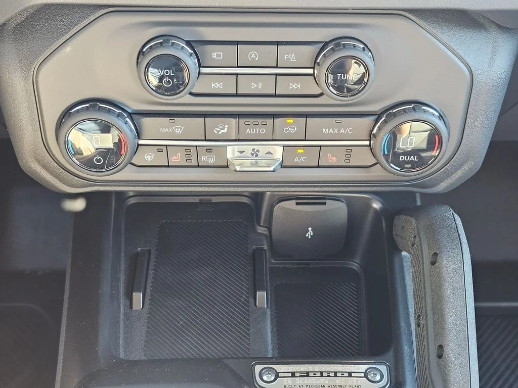 New 2025 Azure Gray Metallic Tri-Coat Ford Badlands® image 30