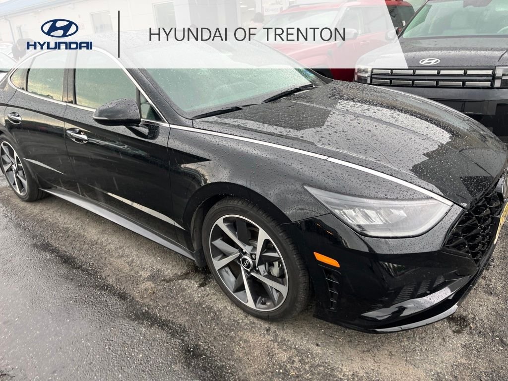 Used 2021 Black Hyundai SEL Plus image 1