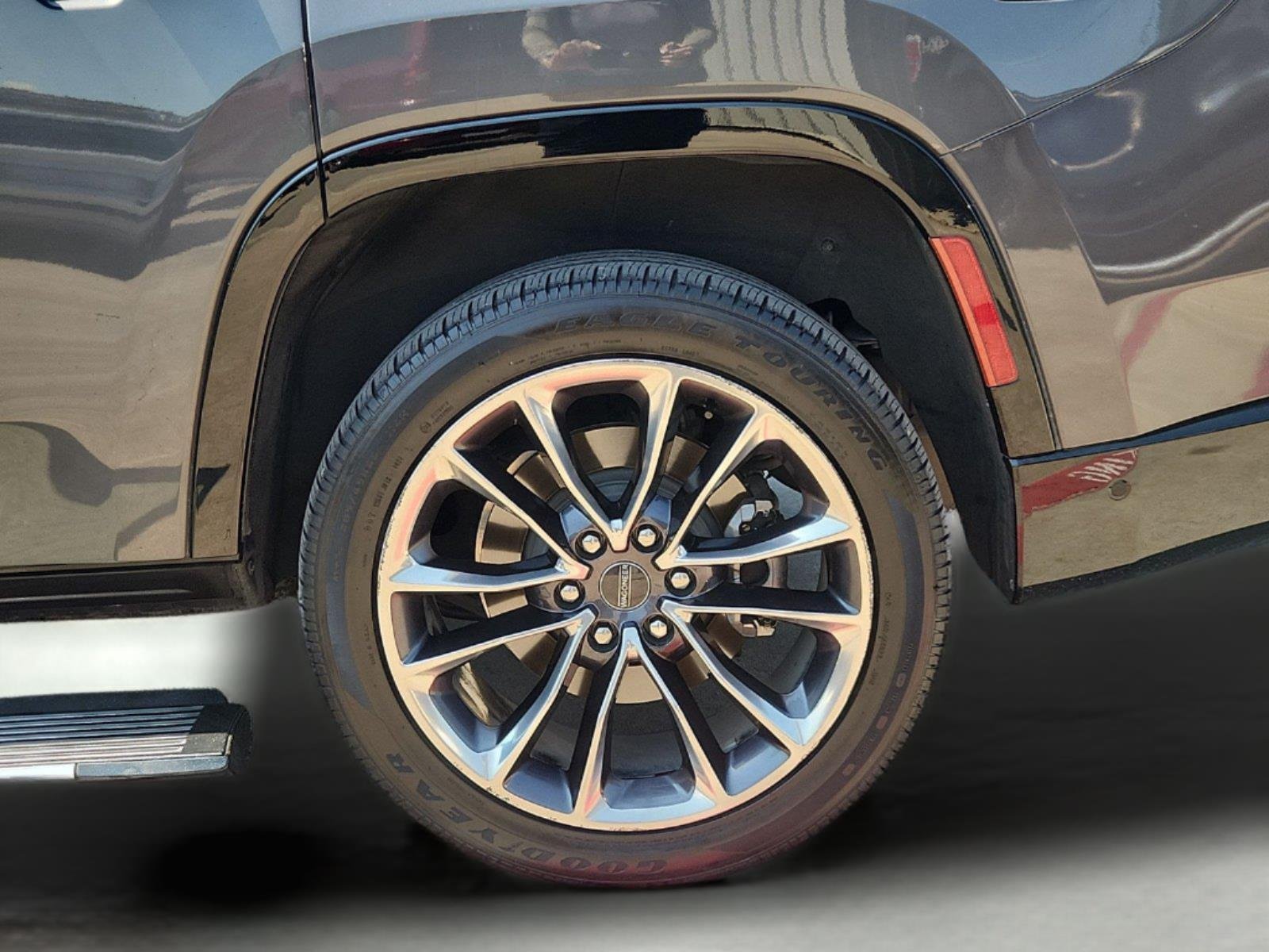 2022 Jeep Wagoneer photo 34 of 36