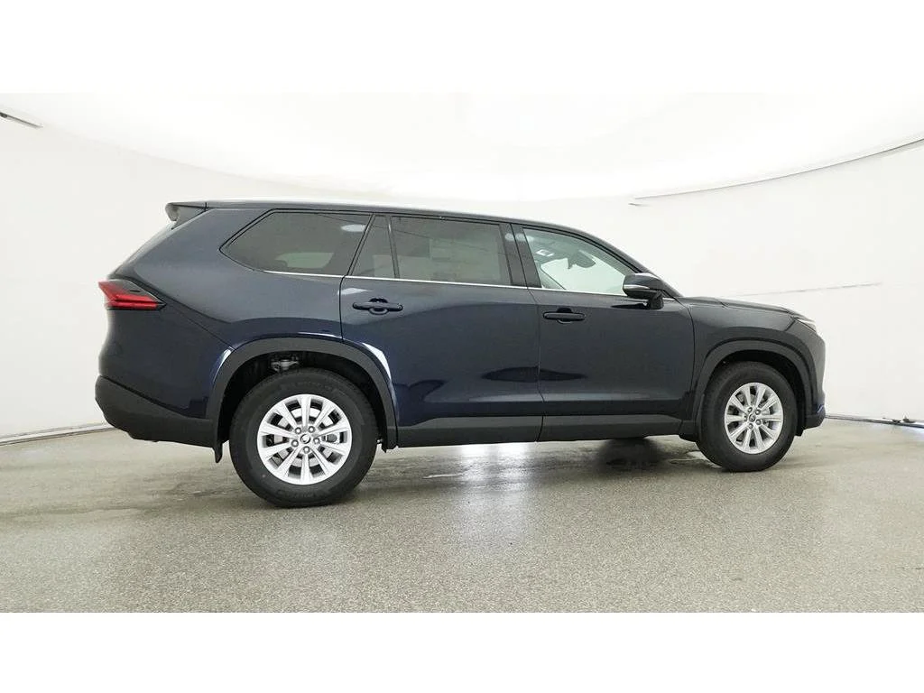 Used 2025  Toyota XLE image 32