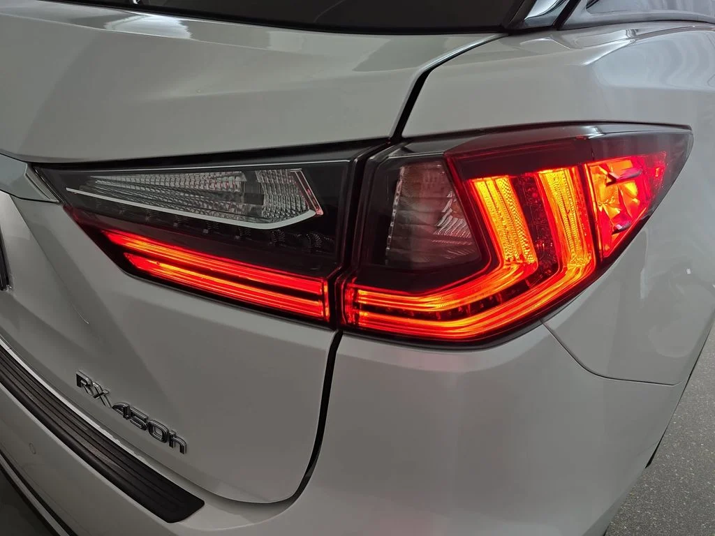 Used 2022 White Lexus 450h image 34