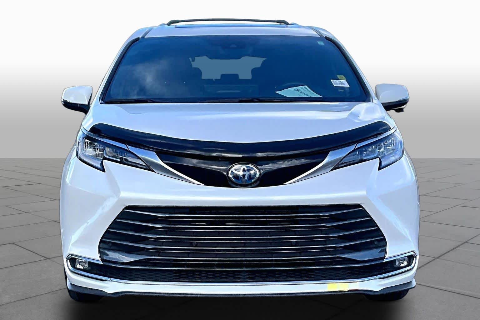 Used 2025 Wind Chill Pearl Toyota Limited image 4