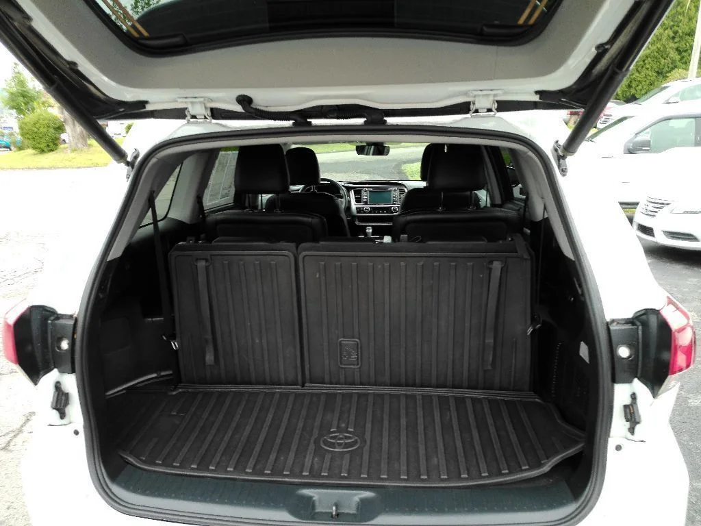 Used 2019 White Toyota XLE image 2