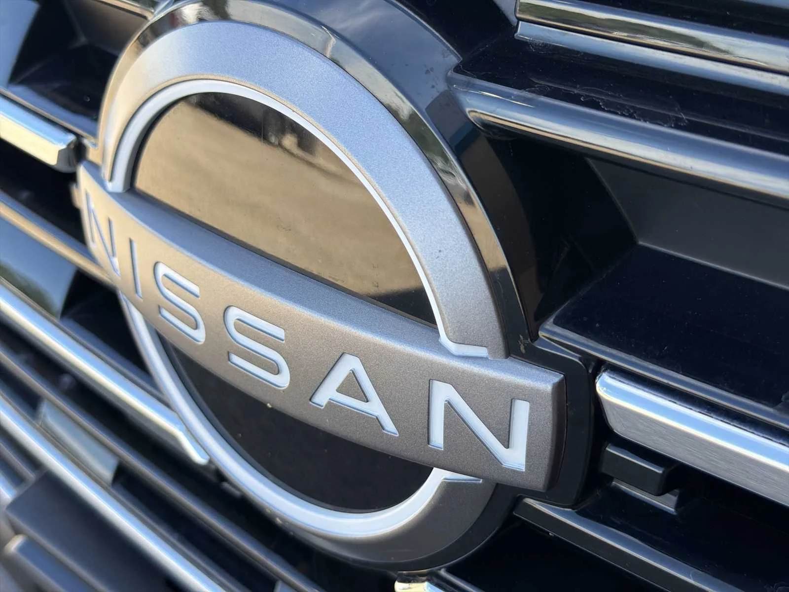 Used 2025 Deep Ocean Blue Pearl Nissan SV image 31
