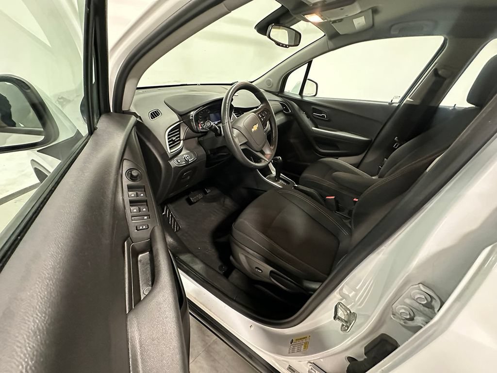 Used 2019 SUMMIT WHITE Chevrolet LS image 17