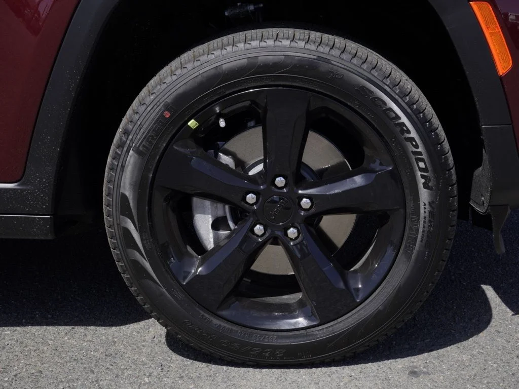 New 2026 Velvet Red Pearl-Coat Exterior Paint Jeep Limited image 9