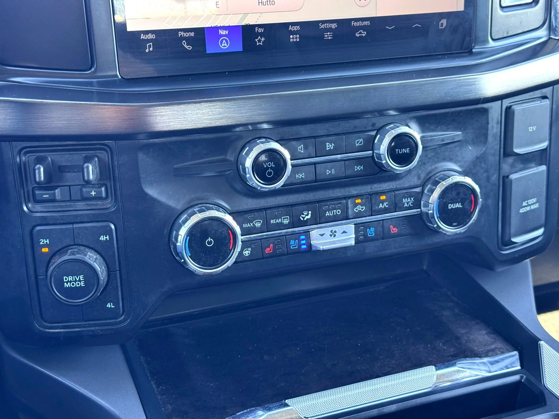 Used 2024  Ford Lariat image 28