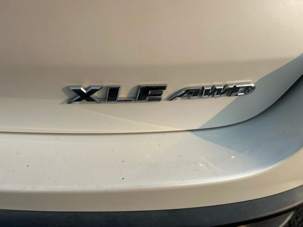 Used 2015 Blizzard Pearl Toyota XLE V6 image 11
