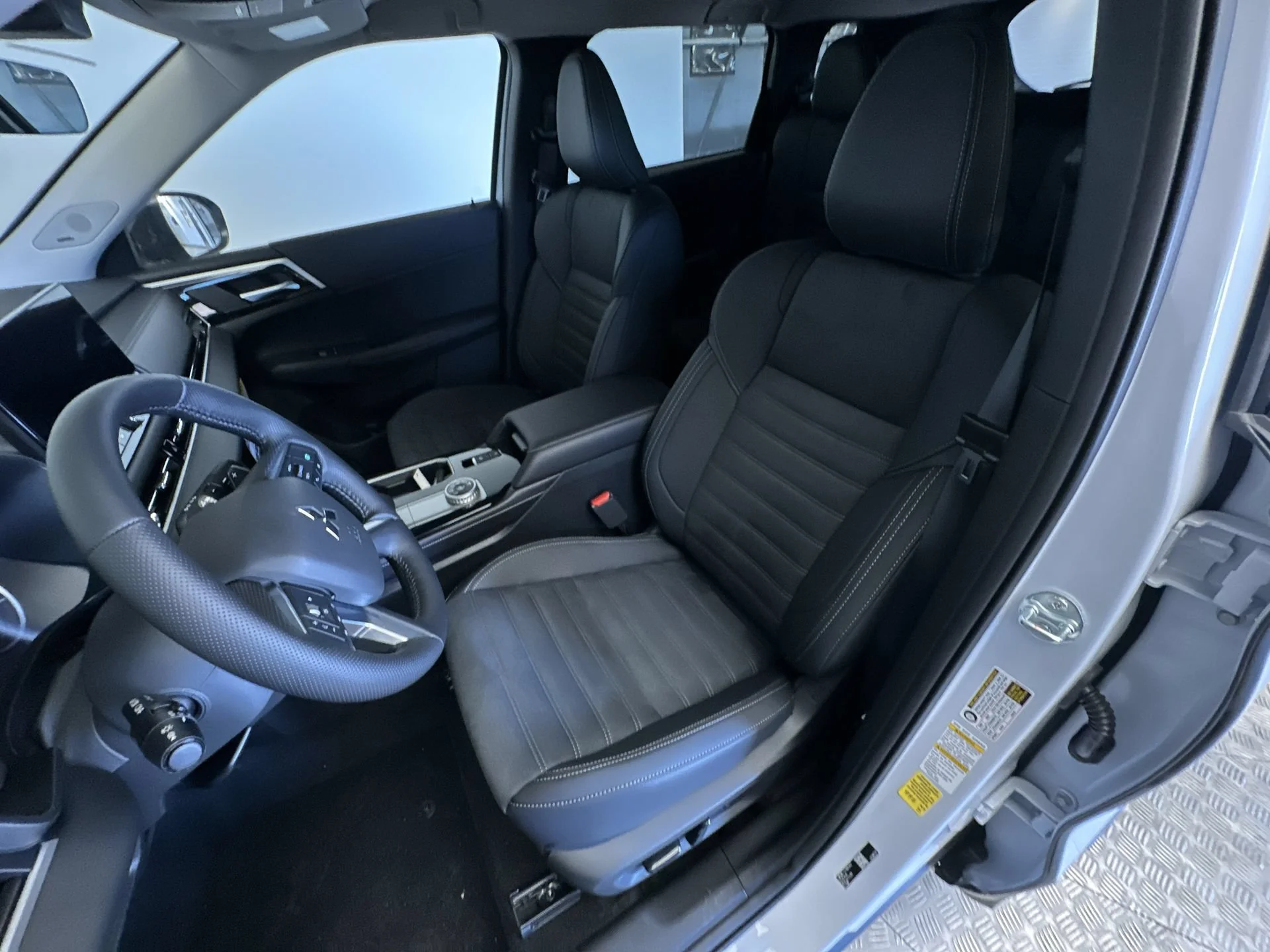 New 2026 White Diamond/Black Roof Mitsubishi Trail Edition image 12
