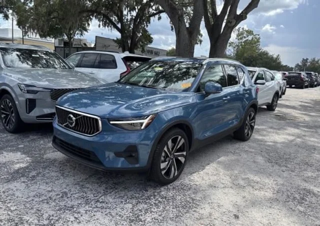 2024 Volvo XC40 B5 Plus Bright Theme