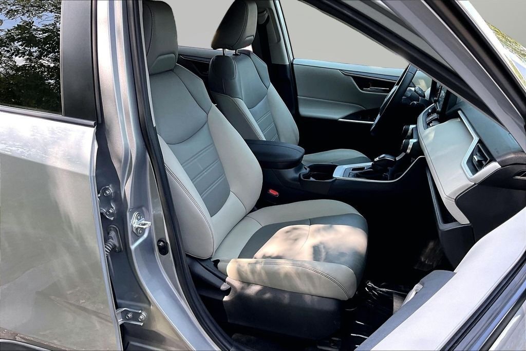 Used 2021 Silver Toyota XLE Premium image 35