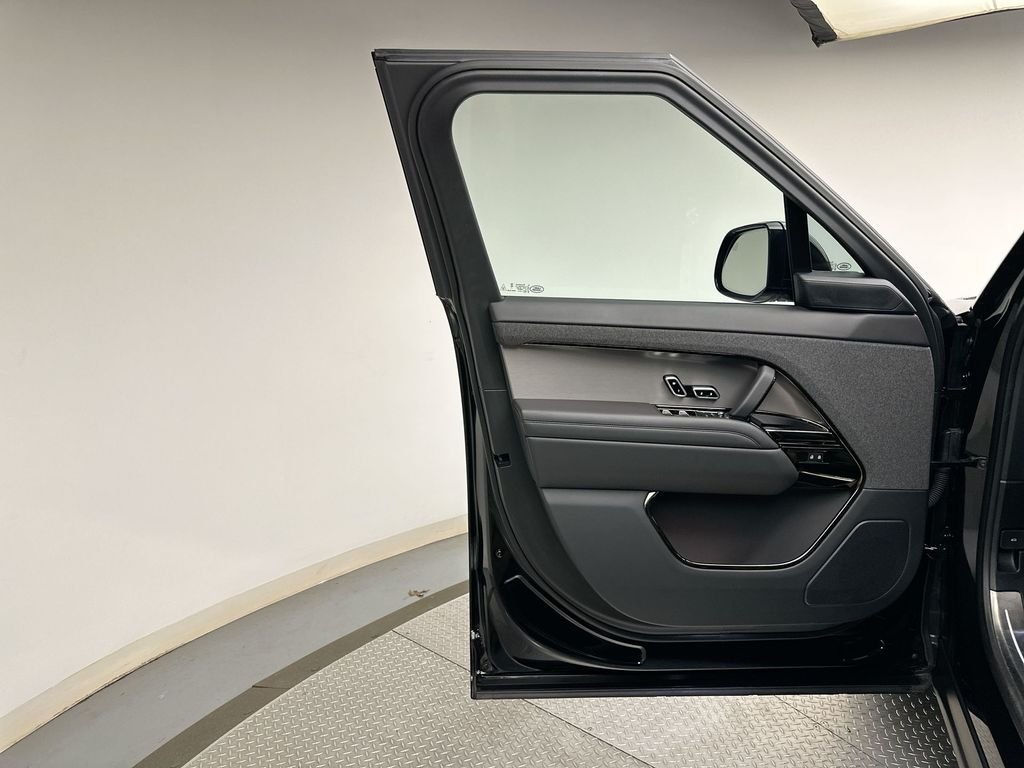 Used 2025 Santorini Black Metallic Land Rover Dynamic SE image 13