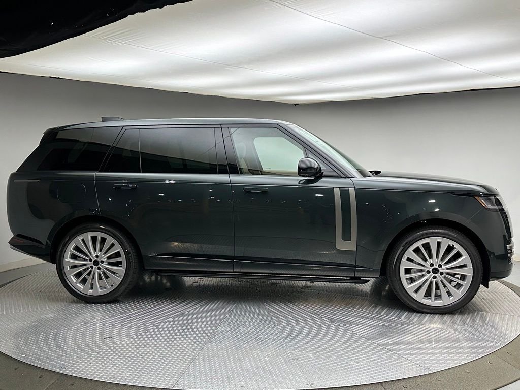 New 2026 Belgravia Green Metallic Land Rover SE image 4