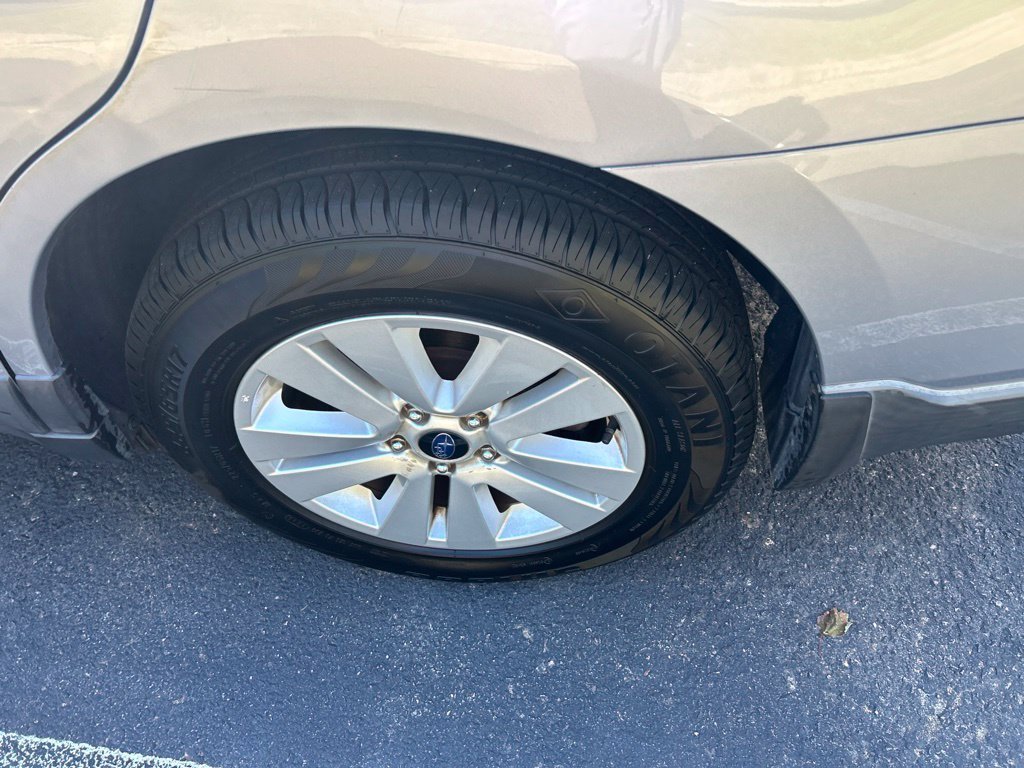 Used 2017 Silver Subaru 2.5i Premium image 12