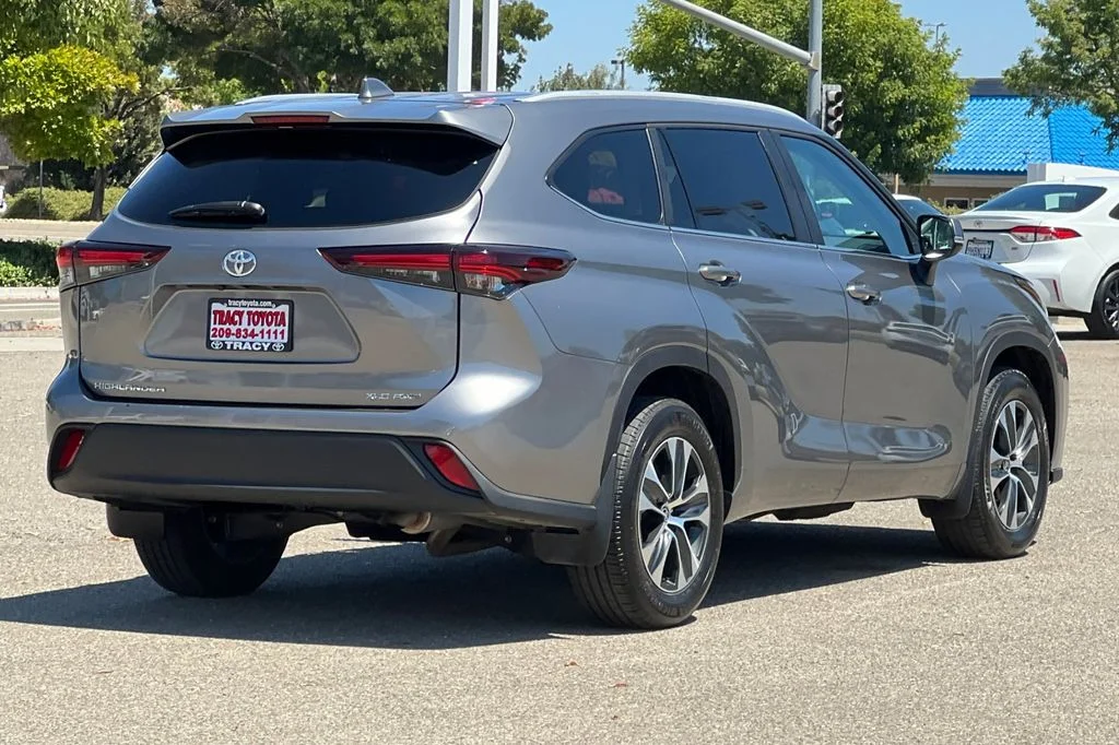 Used 2025  Toyota XLE image 5