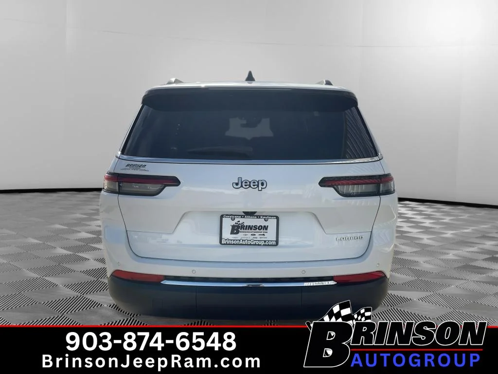 New 2026 Bright White Clear-Coat Exterior Paint Jeep Laredo X image 4