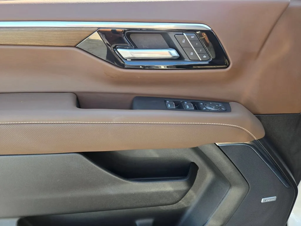 Used 2025 Iridescent Pearl Tricoat Chevrolet High Country image 22