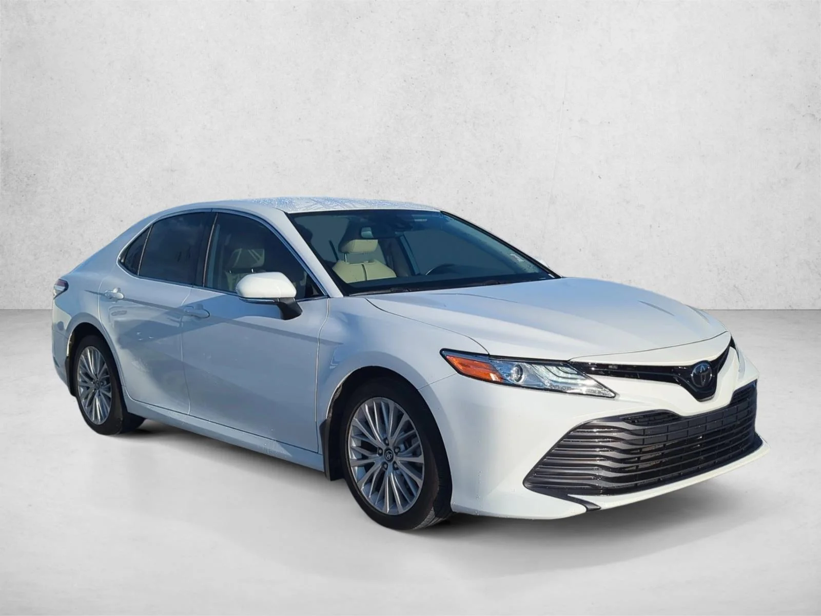Used 2019 Super White Toyota XLE image 3
