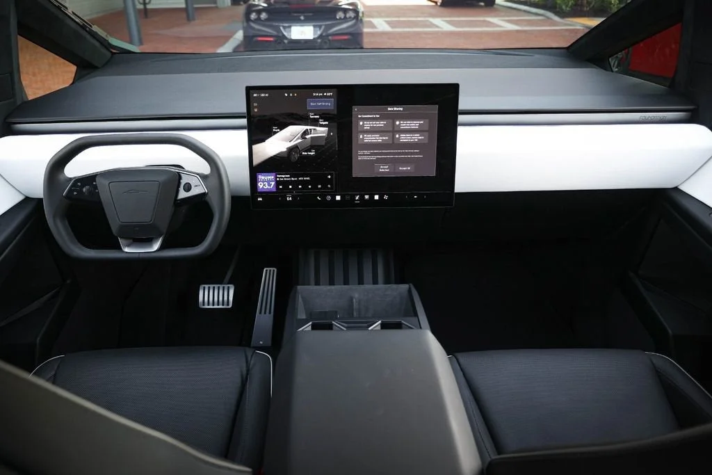 2024 Tesla Cybertruck Base - Photo 41