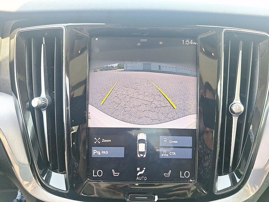 Used 2020 Crystal White Pearl Metallic Volvo Momentum image 15