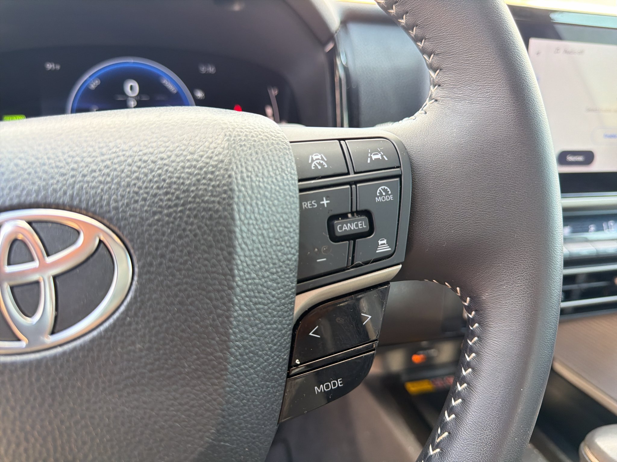Used 2025 Ice Cap Toyota SE image 15