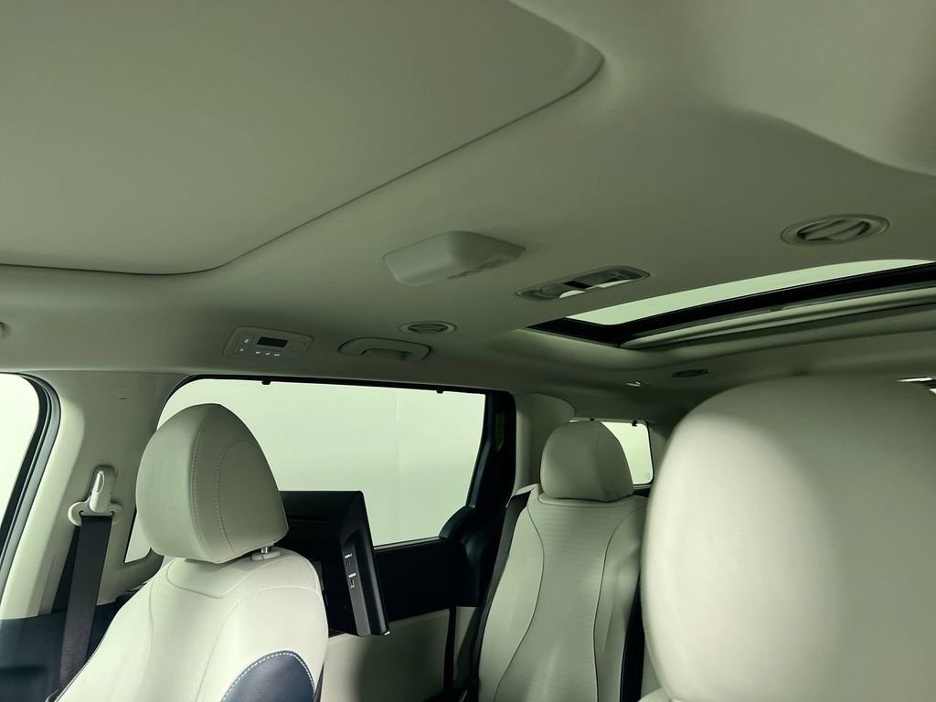 New 2026 Ceramic Silver Kia SX image 20