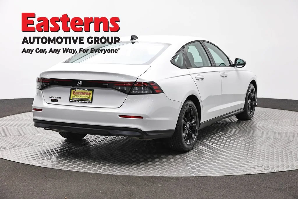 Used 2025 White Honda SE image 5