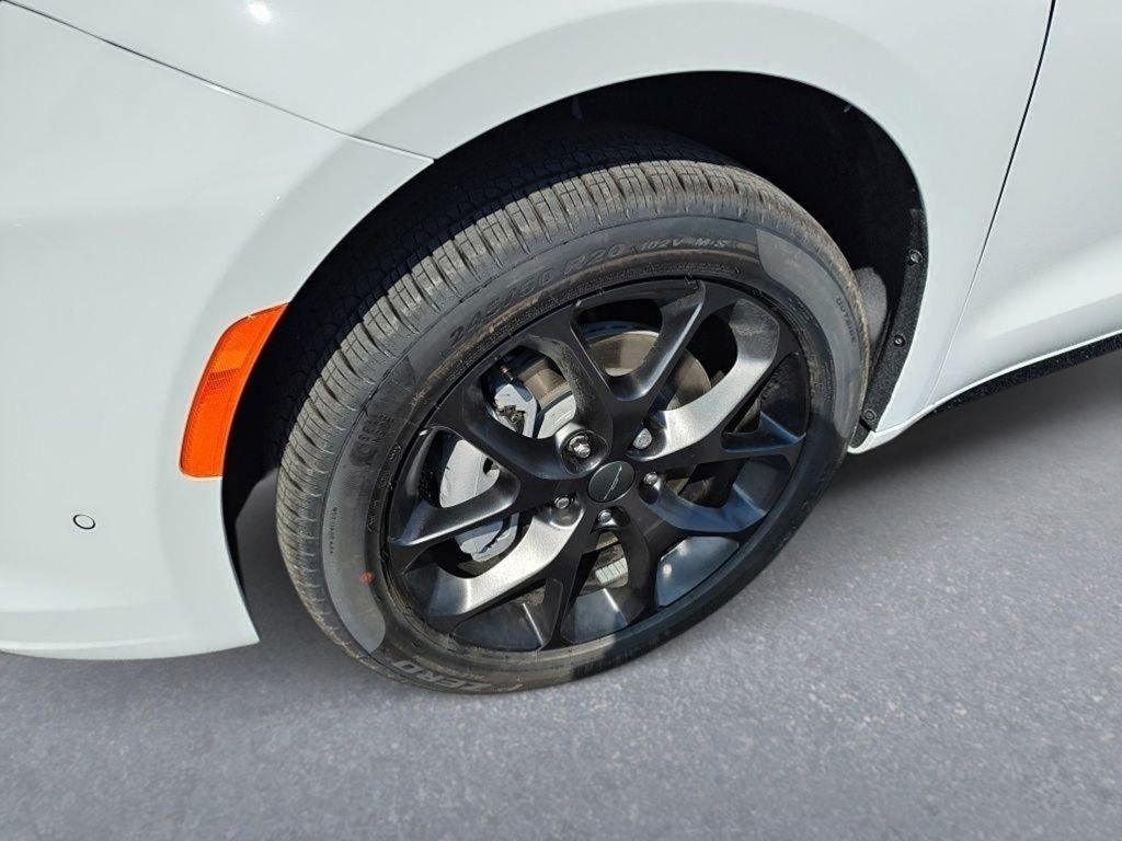 New 2027 Bright White Clear-Coat Exterior Paint Chrysler Limited image 9