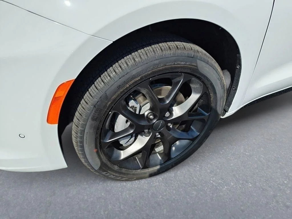 New 2027 Bright White Clear-Coat Exterior Paint Chrysler Limited image 9