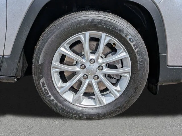 Used 2020 Silver Jeep Latitude image 8