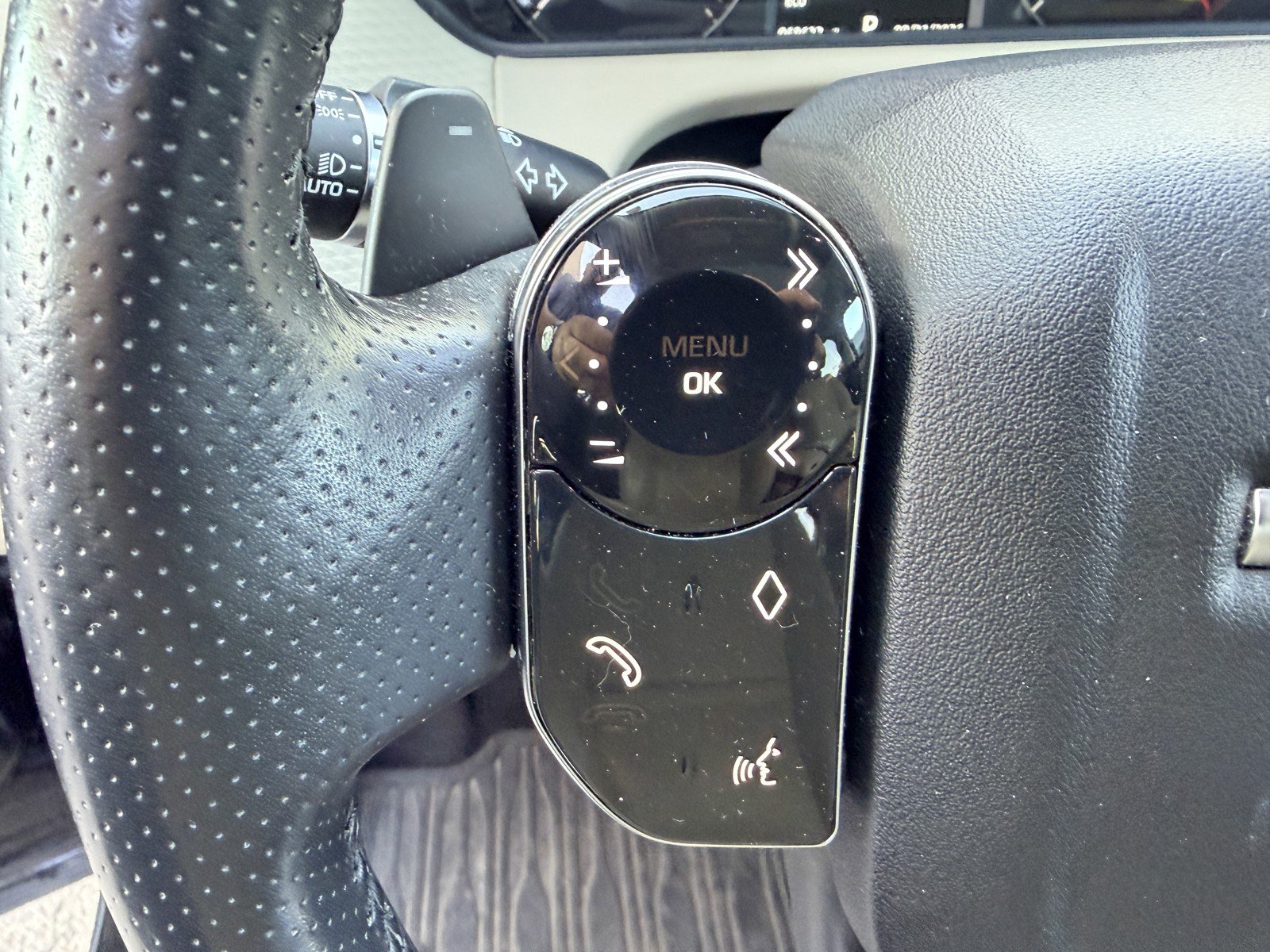 Used 2018 Narvik Black Land Rover S image 11