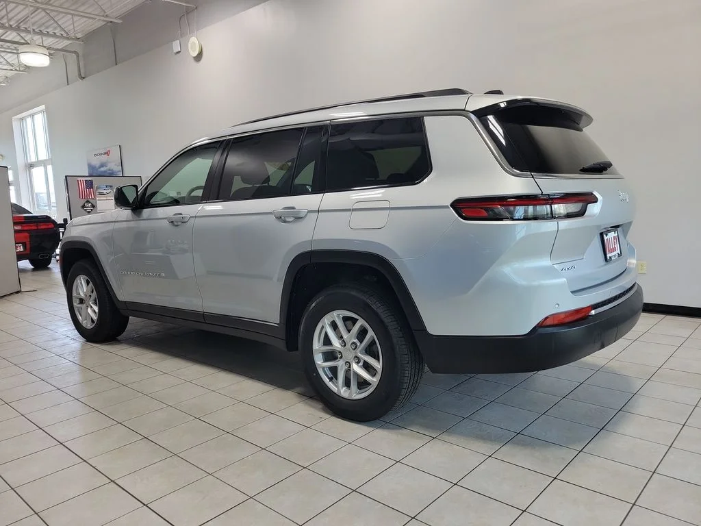 Used 2024 Silver Jeep Laredo image 8